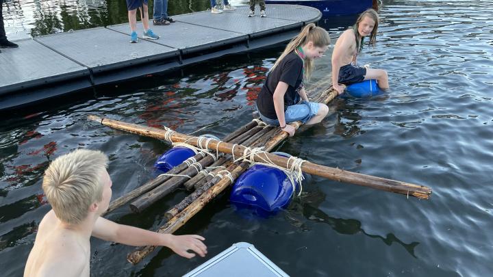 Troppen afprøver deres tømmerflåde til vandaktiviteten i Triple Challenge mærket (september 2023)